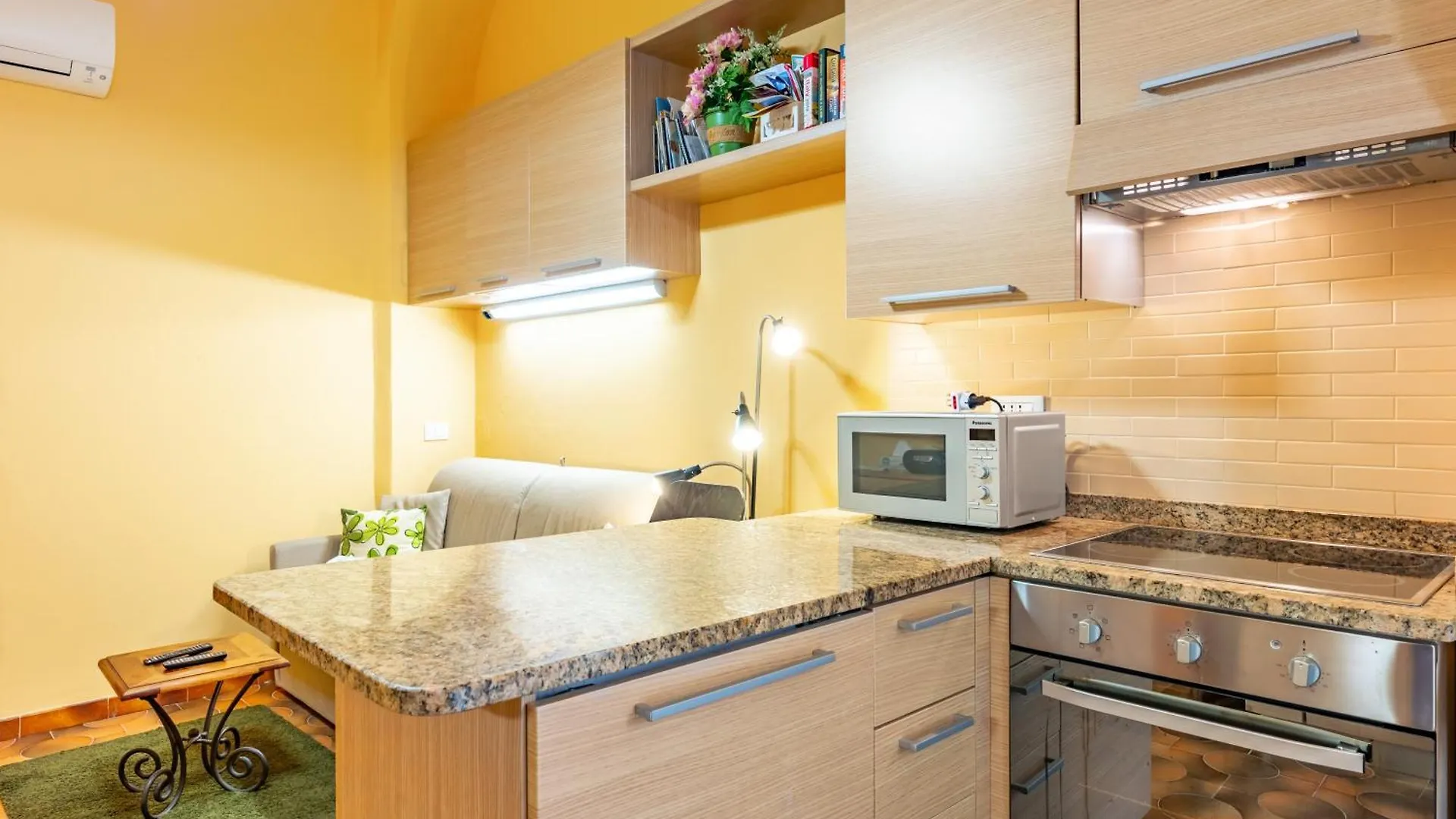 Yellow Apartment Near The Train Station With Balcony La Spezia