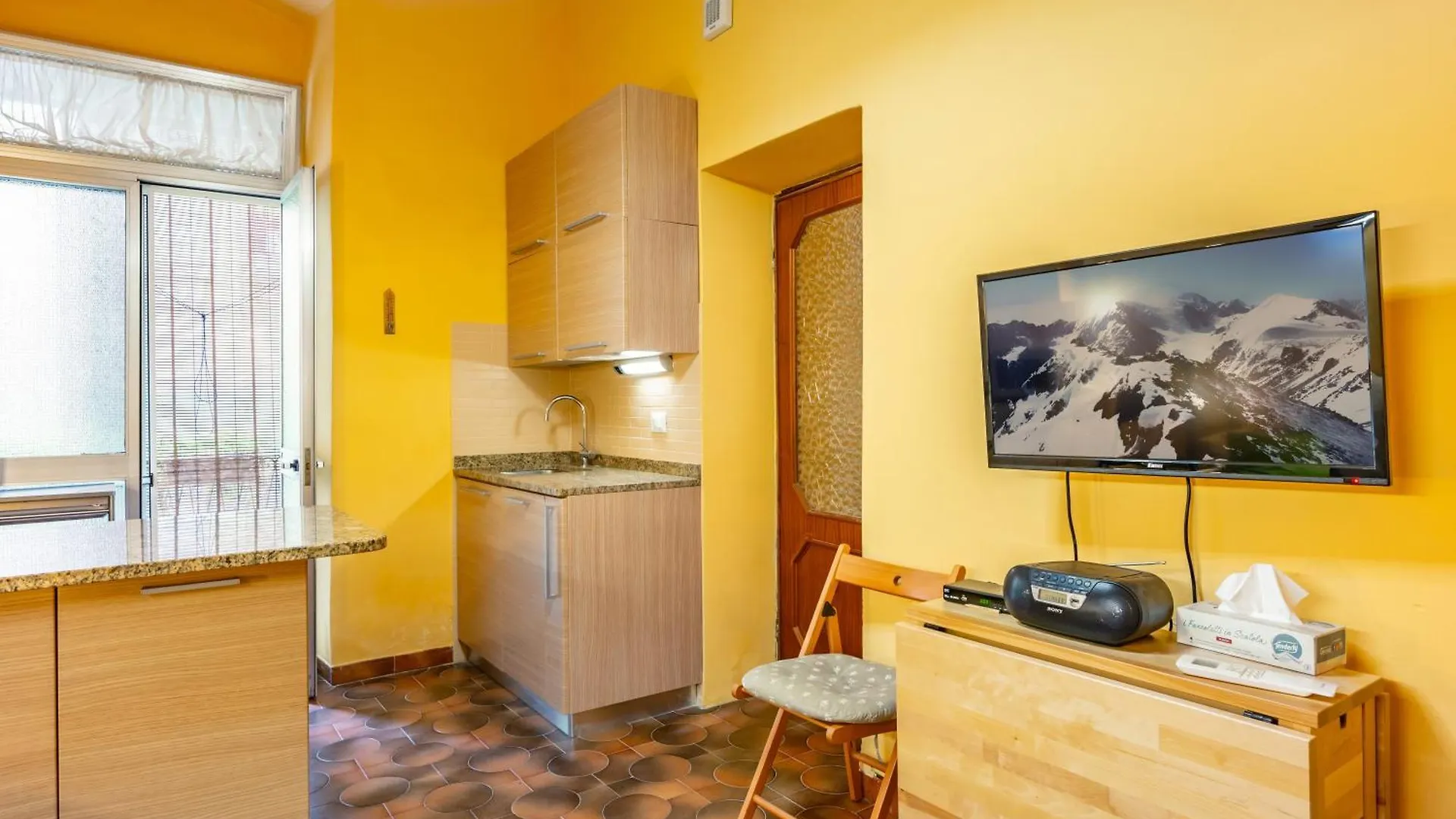 Yellow Apartment Near The Train Station With Balcony La Spezia