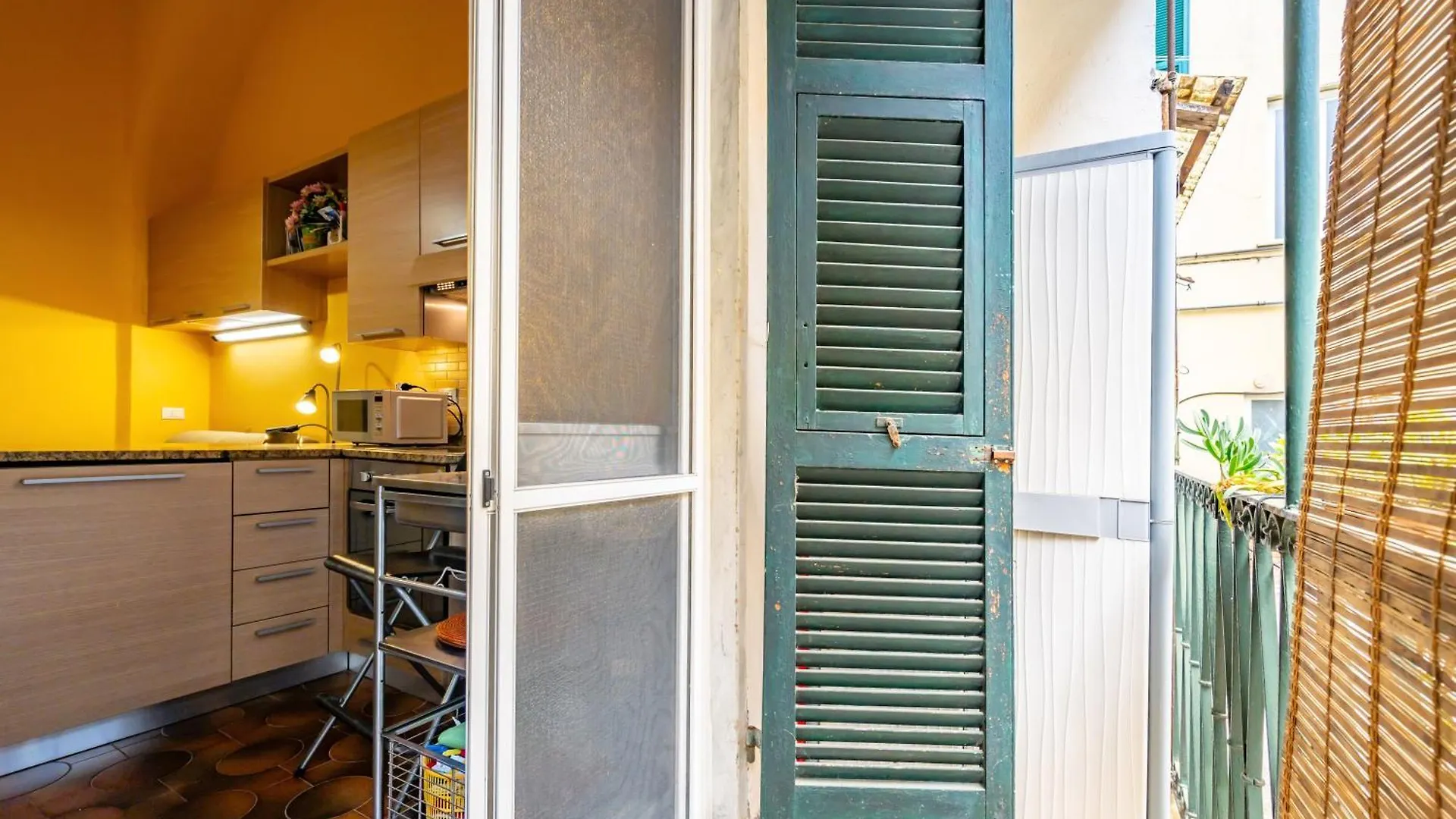 Yellow Apartment Near The Train Station With Balcony La Spezia