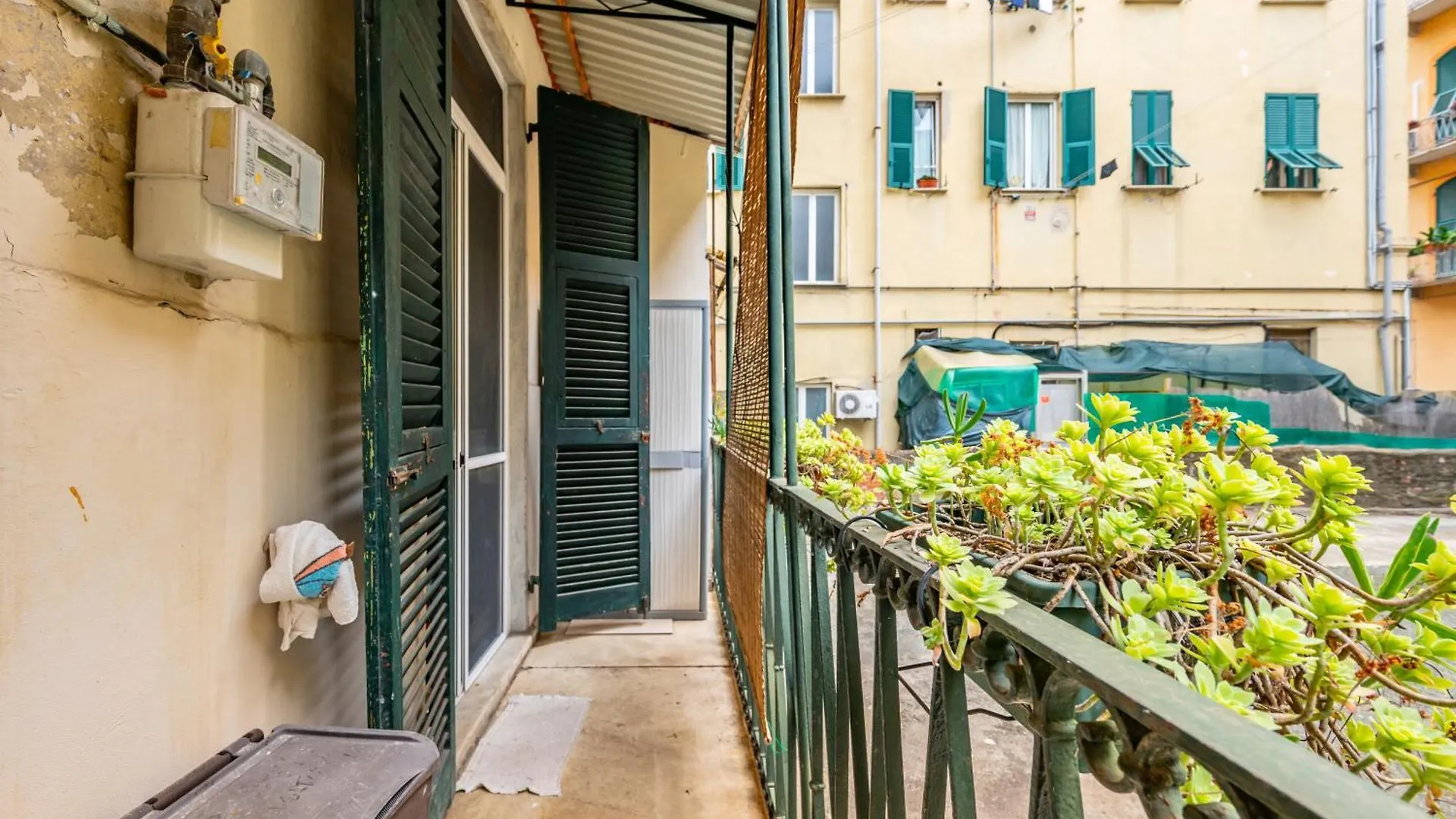 Yellow Apartment Near The Train Station With Balcony La Spezia Italy