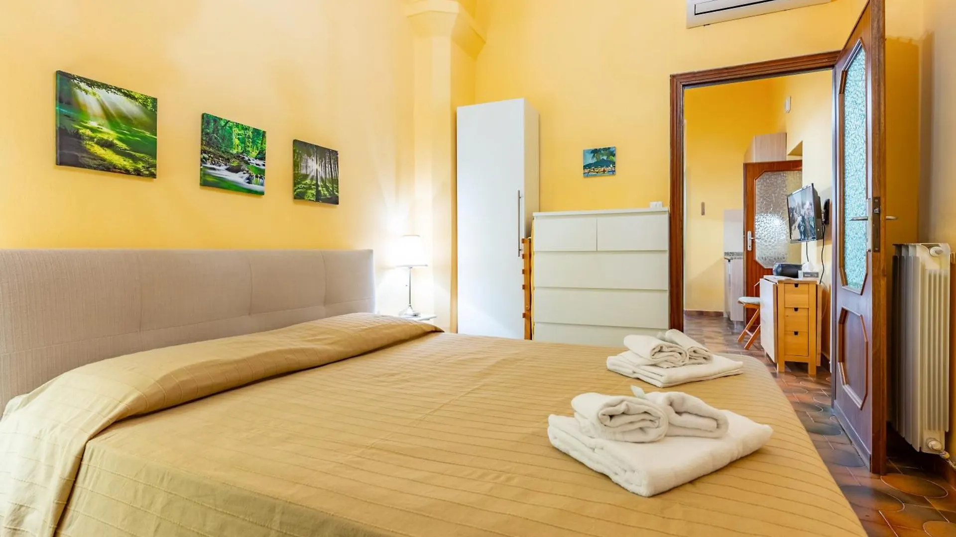Yellow Apartment Near The Train Station With Balcony La Spezia 0*,  Italy