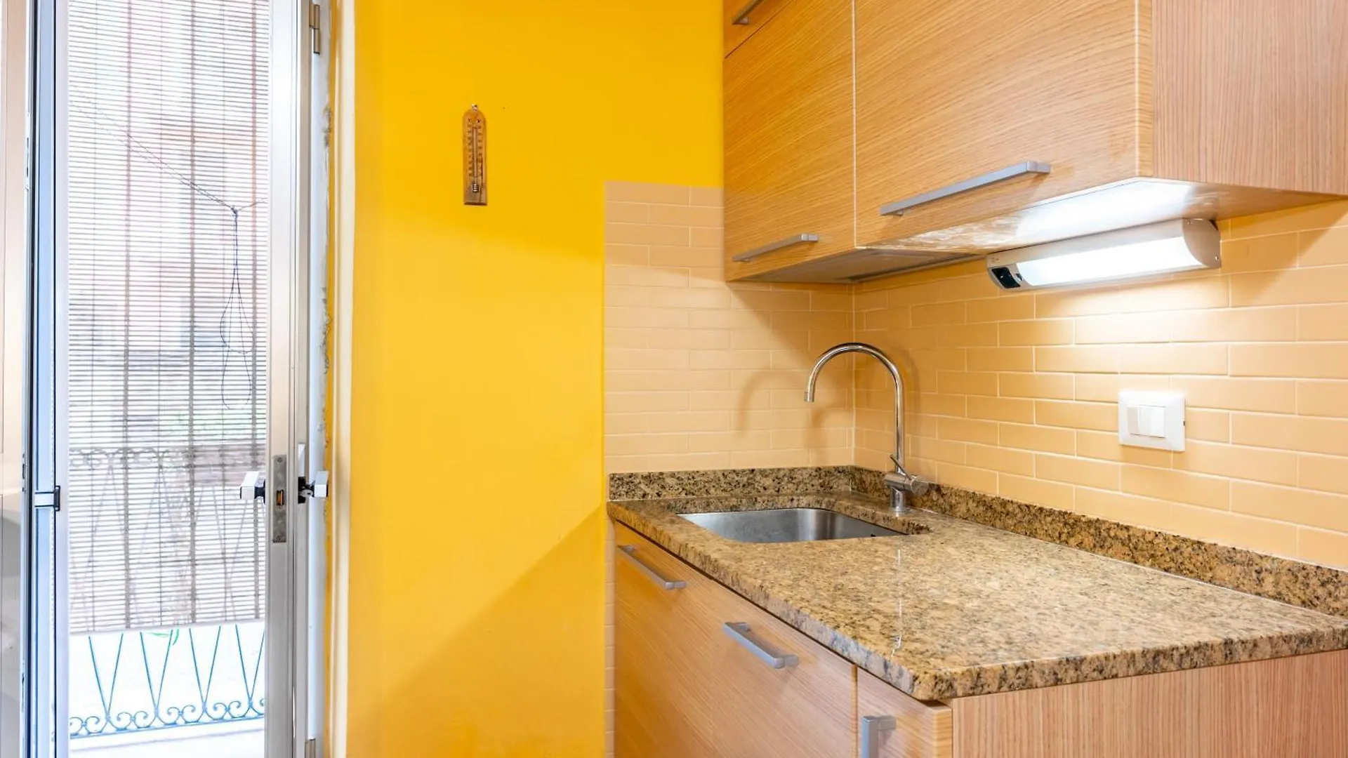 Yellow Apartment Near The Train Station With Balcony La Spezia 0*,  Italy