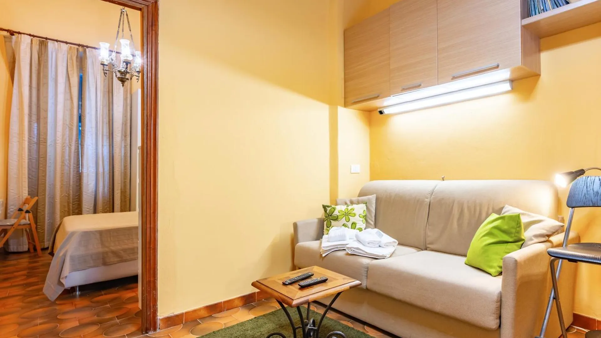 Yellow Apartment Near The Train Station With Balcony La Spezia