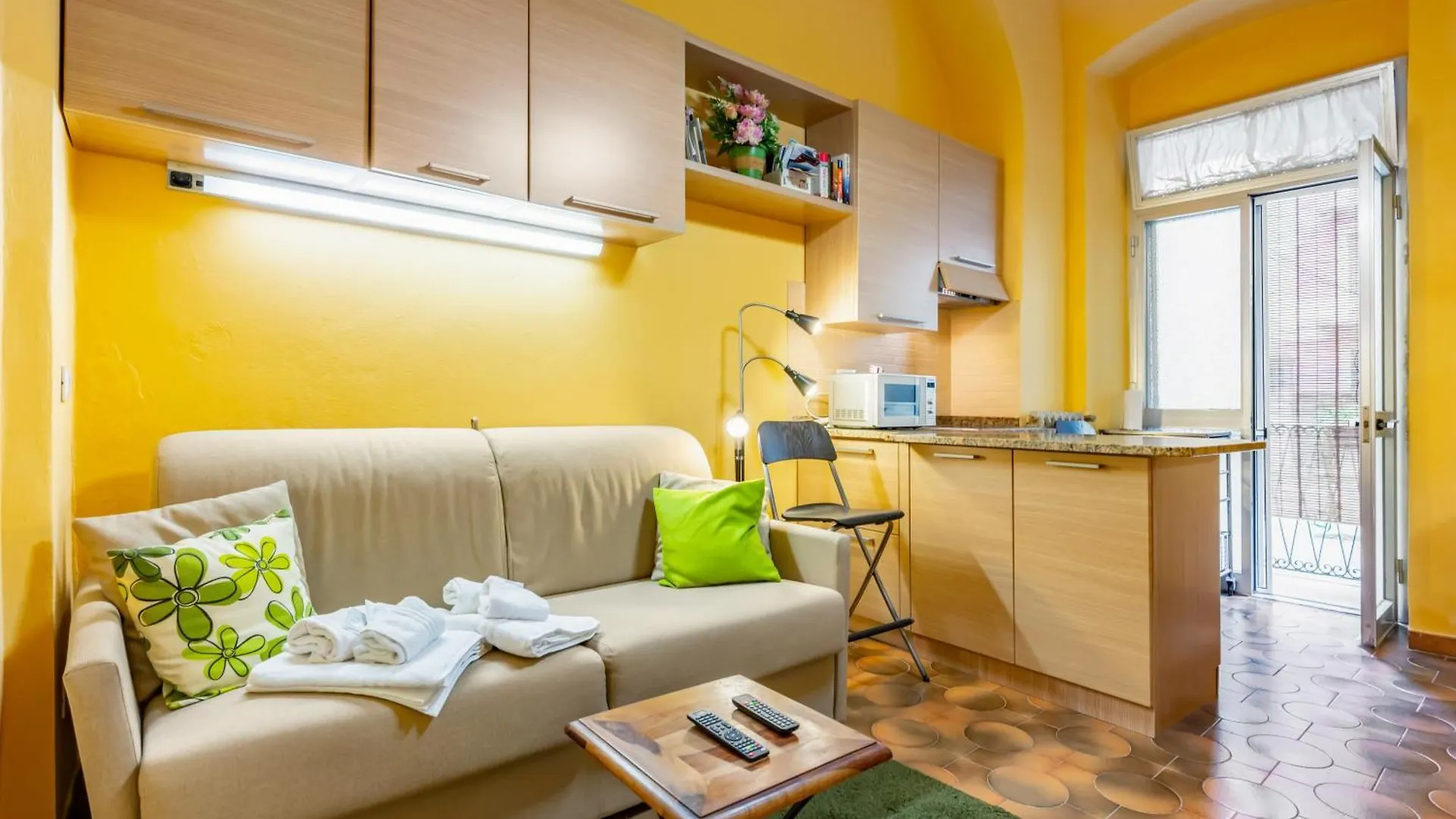 Yellow Apartment Near The Train Station With Balcony La Spezia